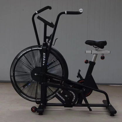 Bicicleta estática Assault Air Bike para gimnasios y clubes deportivos.
