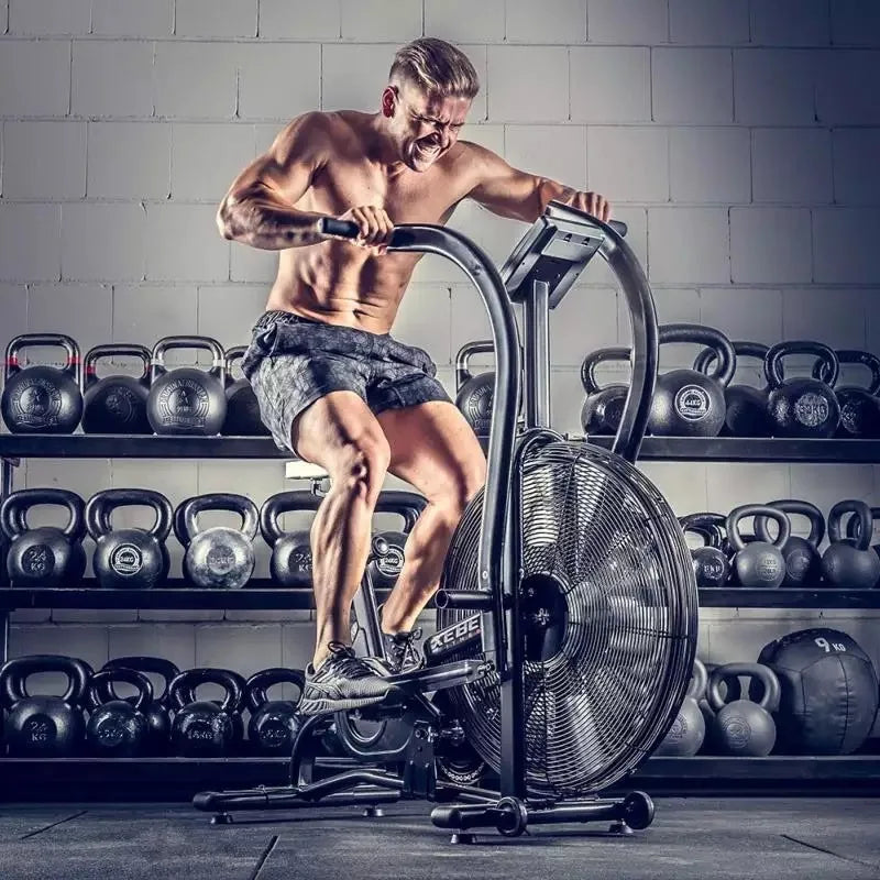 Bicicleta estática Assault Air Bike para gimnasios y clubes deportivos.